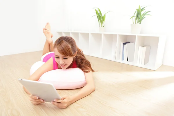 Glückliche Frau mit Tablet-PC — Stockfoto