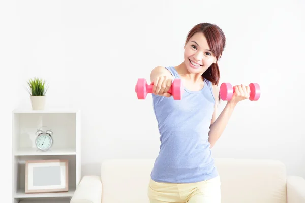 Mujer haciendo ejercicio con dos pesas — Foto de Stock