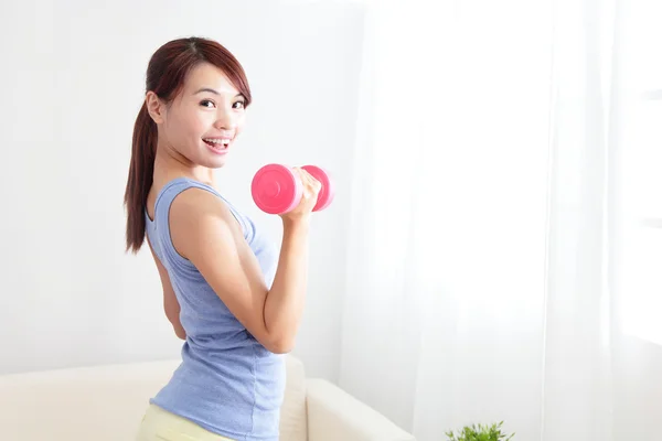 Mujer haciendo ejercicio con dos pesas — Foto de Stock