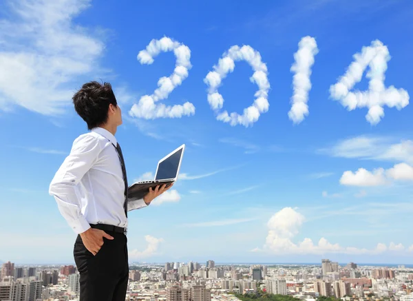 Affärsman ser till 2014 moln — Stockfoto