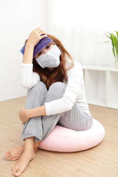 Mujer enferma atrapada Resfriado y fiebre — Foto de Stock