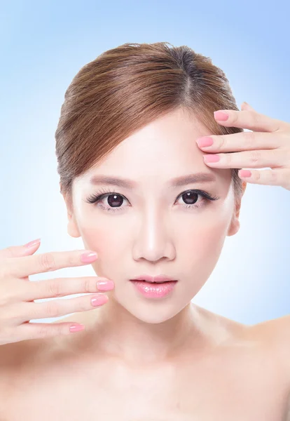 Attraente cura della pelle viso donna — Foto Stock