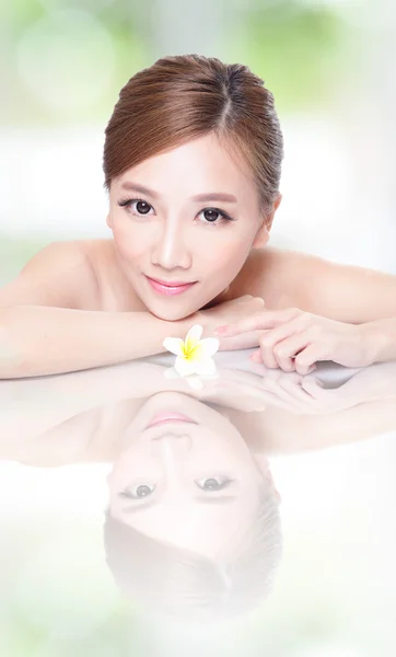 Wellness Schönheit Frau mit Blume — Stockfoto