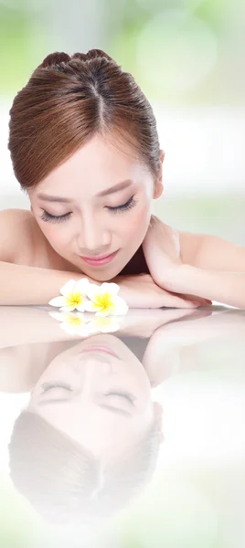 SPA bellezza donna con fiore — Foto Stock