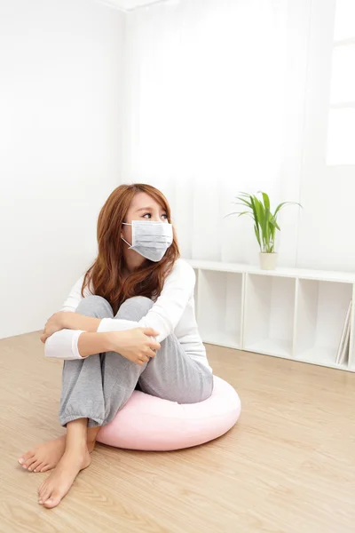 Больная женщина опасается простуды — стоковое фото