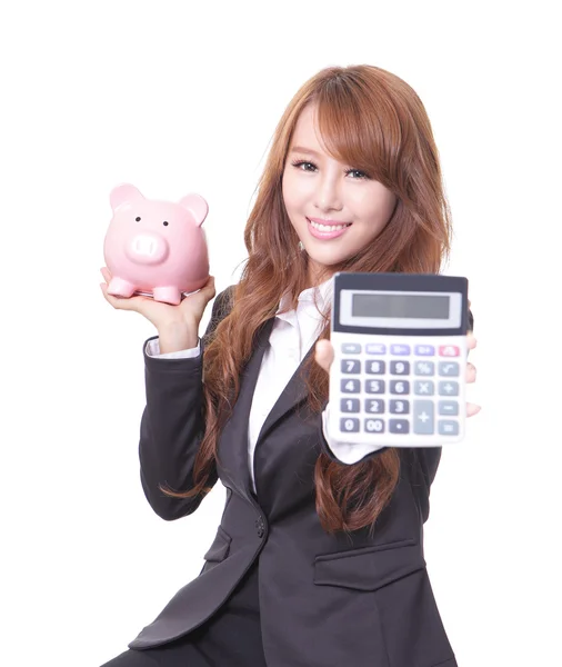 Mulher sorrindo com banco porquinho e calculadora — Fotografia de Stock