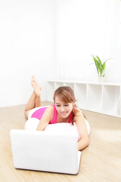 Mujer feliz usando computadora — Foto de Stock