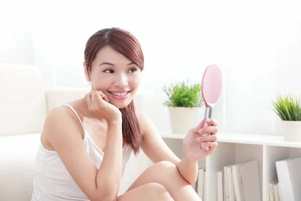 Mujer cuidando la piel y la cara por espejo — Foto de Stock