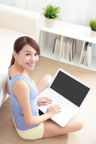 Frau benutzt Laptop auf Sofa — Stockfoto