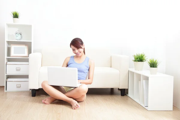 Mulher usando laptop no sofá — Fotografia de Stock