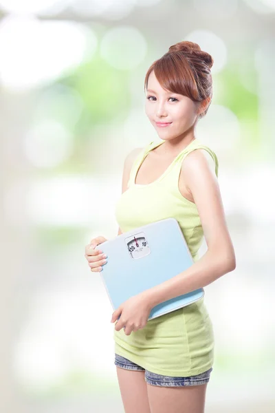 Happy woman holding a weight scale — Stock Photo, Image