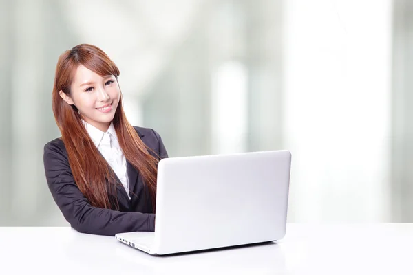 Mulher de negócios com notebook — Fotografia de Stock