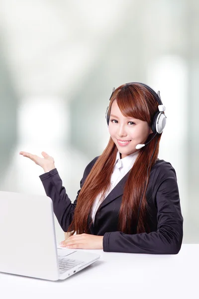 Γυναίκα των επιχειρήσεων φορώντας ακουστικά με χαμόγελο — Φωτογραφία Αρχείου