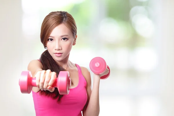 Joven chica deportiva con mancuernas — Foto de Stock