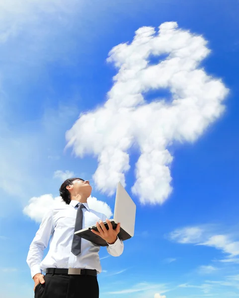 Hombre de negocios con el ordenador portátil y mirar Bitcoin nube — Foto de Stock