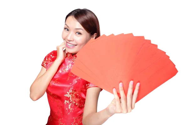 Kvinna anläggning röda kuvert — Stockfoto