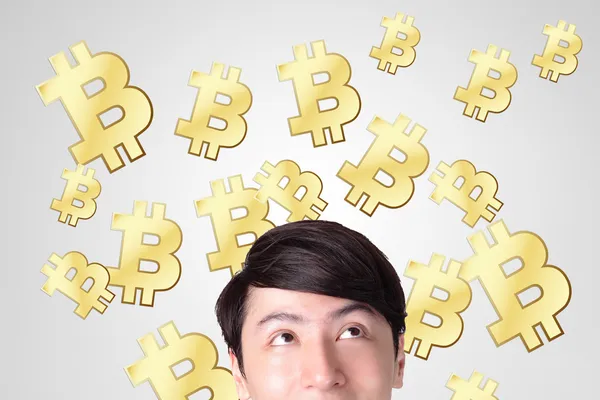 Fiatal férfi keres bitcoin — Stock Fotó