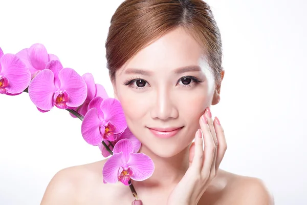 Gesicht mit rosa Orchideen — Stockfoto