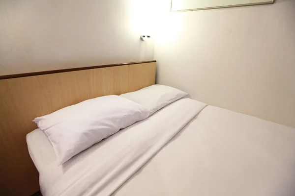 Сучасні спальня з двоспальним ліжком — стокове фото