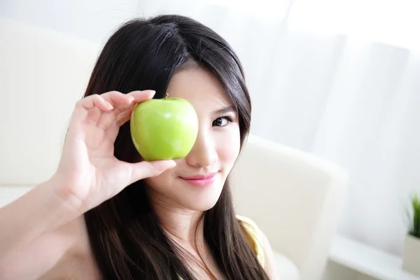 Jong gelukkig glimlachen vrouw met appel — Stockfoto