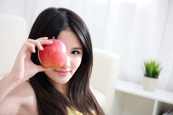 Jeune femme souriante heureuse avec pomme — Photo