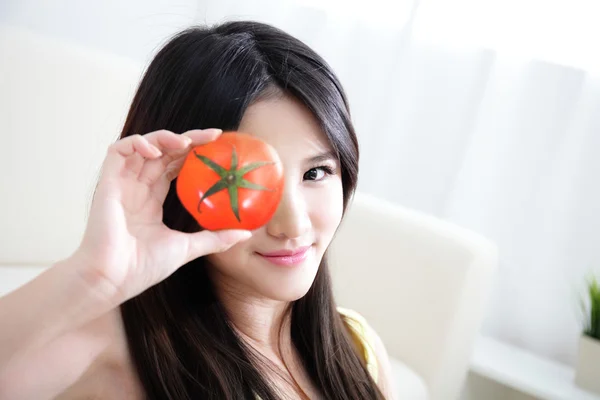 Jeune femme souriante heureuse à la tomate — Photo