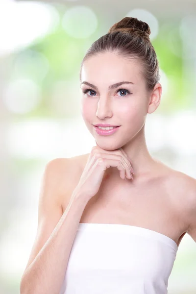 Retrato de cara de mujer joven — Foto de Stock