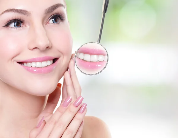 Mulher com dentes de saúde e espelho bucal dentista — Fotografia de Stock