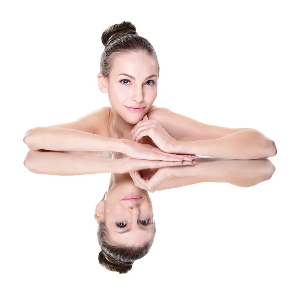 Belleza mujer cara con reflejo de espejo — Foto de Stock