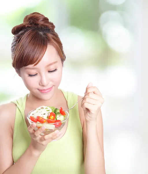 Mujer atractiva sonrisa comer ensalada —  Fotos de Stock