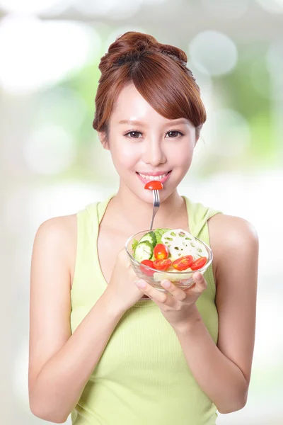 Atraktivní žena úsměv jíst salát — Stock fotografie