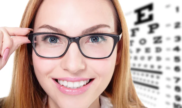 Жінка в окулярах і тестовій діаграмі для очей — стокове фото