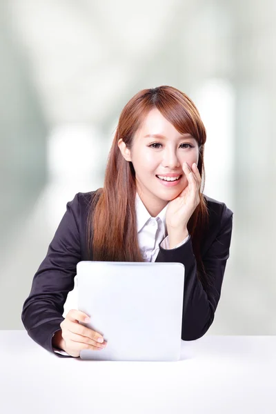 Biznes kobieta rozmawia i przy użyciu komputera typu tablet — Zdjęcie stockowe