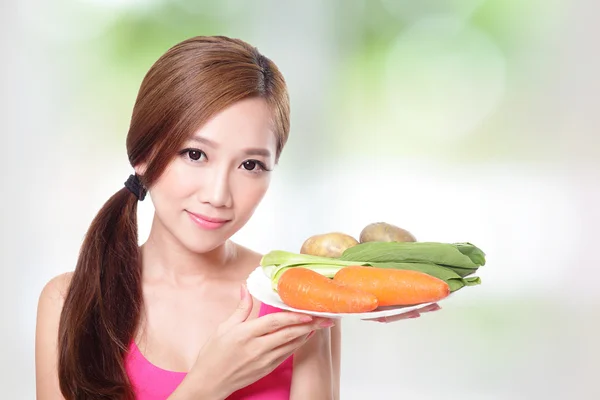 Femme tenant des légumes verts et des carottes — Photo