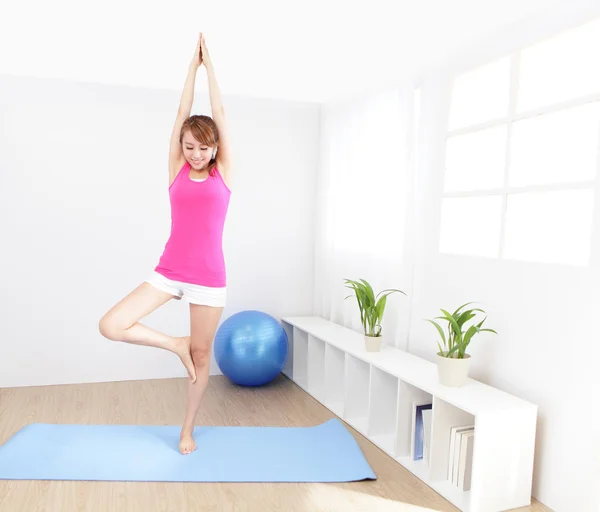 Sağlıklı genç bir kadın evde Yoga yapıyor — Stok fotoğraf