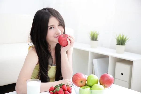 Mujer sentada disfrutando de leche y frutas — Foto de Stock