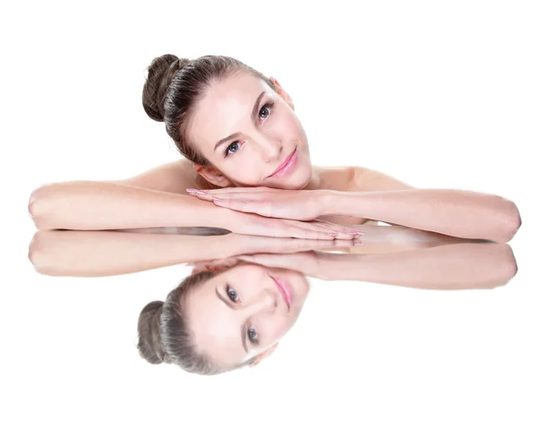 Belleza mujer cara con reflejo de espejo —  Fotos de Stock