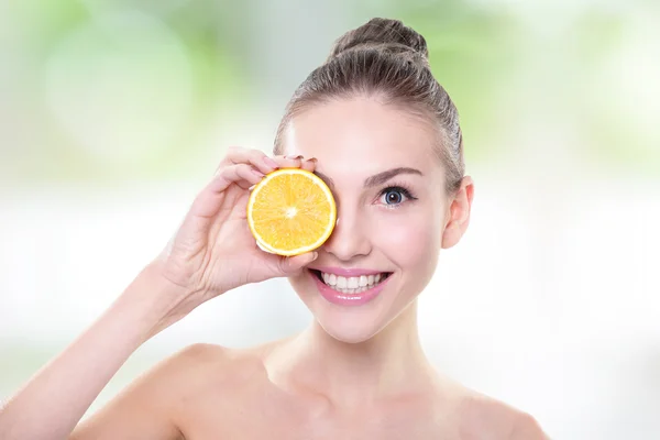 Rosto de mulher bonita com laranja suculenta — Fotografia de Stock