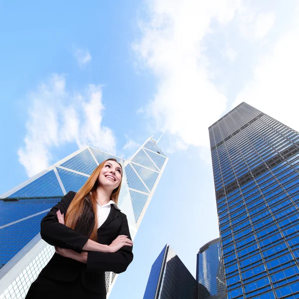 Mujer de negocios sonrisa con edificio de oficinas — Foto de Stock