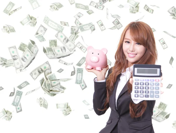 Mujer sonriendo con alcancía y calculadora — Foto de Stock