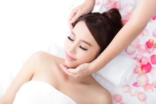 Jovem mulher desfrutar de massagem no spa — Fotografia de Stock