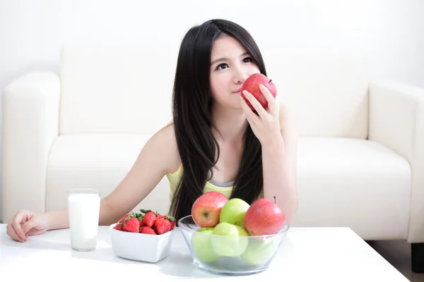 Žena sedí lahodilo jablko — Stock fotografie