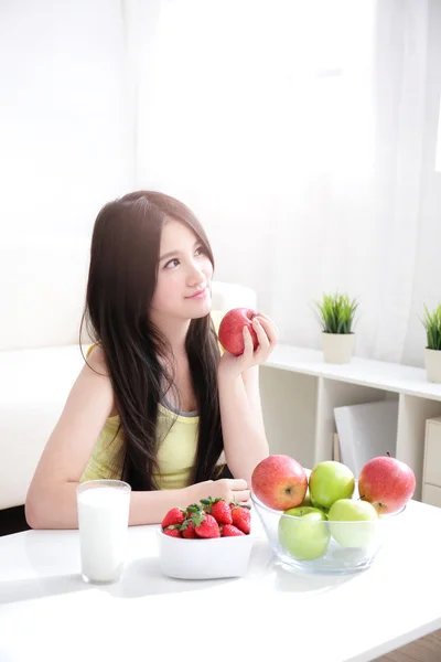 Mulher sentada desfrutando Apple — Fotografia de Stock