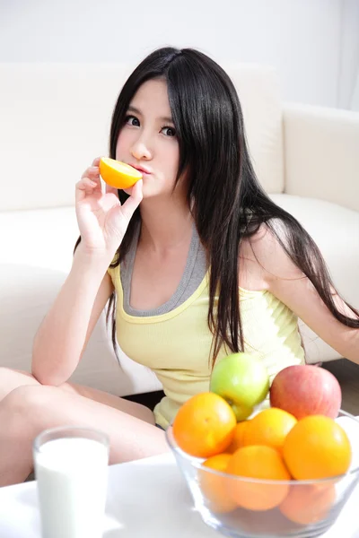 Mujer con frutas frescas naranja —  Fotos de Stock