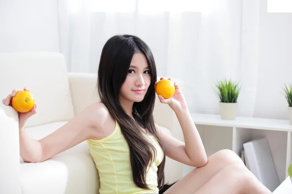 Donna con frutta fresca arancione — Foto Stock