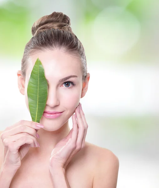 Bela mulher rosto retrato com folha verde — Fotografia de Stock