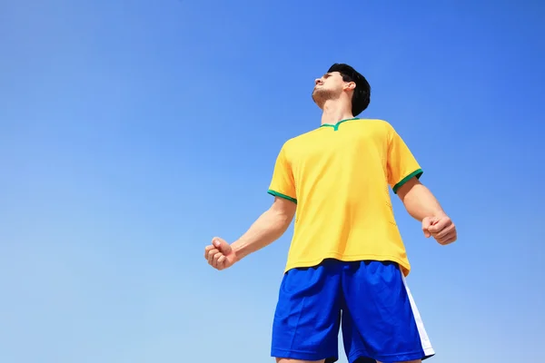 Homem excitado segurando uma bandeira do brasil — Fotografia de Stock