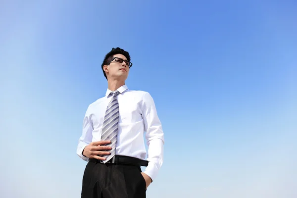 Uomo d'affari guardando lontano per copiare lo spazio — Foto Stock