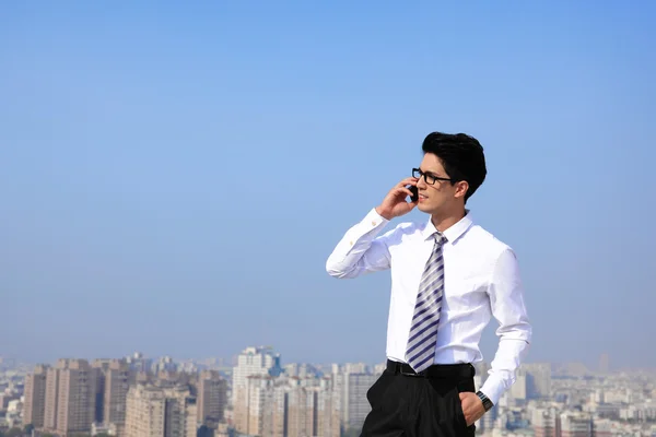 Homens de negócios chamam por telefone inteligente — Fotografia de Stock