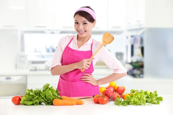 Gelukkig lachende vrouw in keuken — Stockfoto